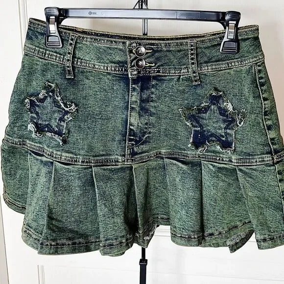 Hot Topic Denim Frayed Star Patch Pleated Mini Skirt Size Medium - Picture 1 of 5